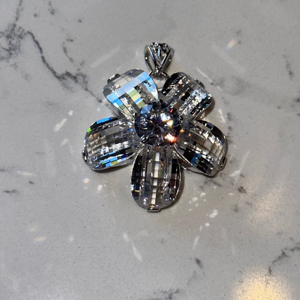 Crystal flower pendant CLEAR